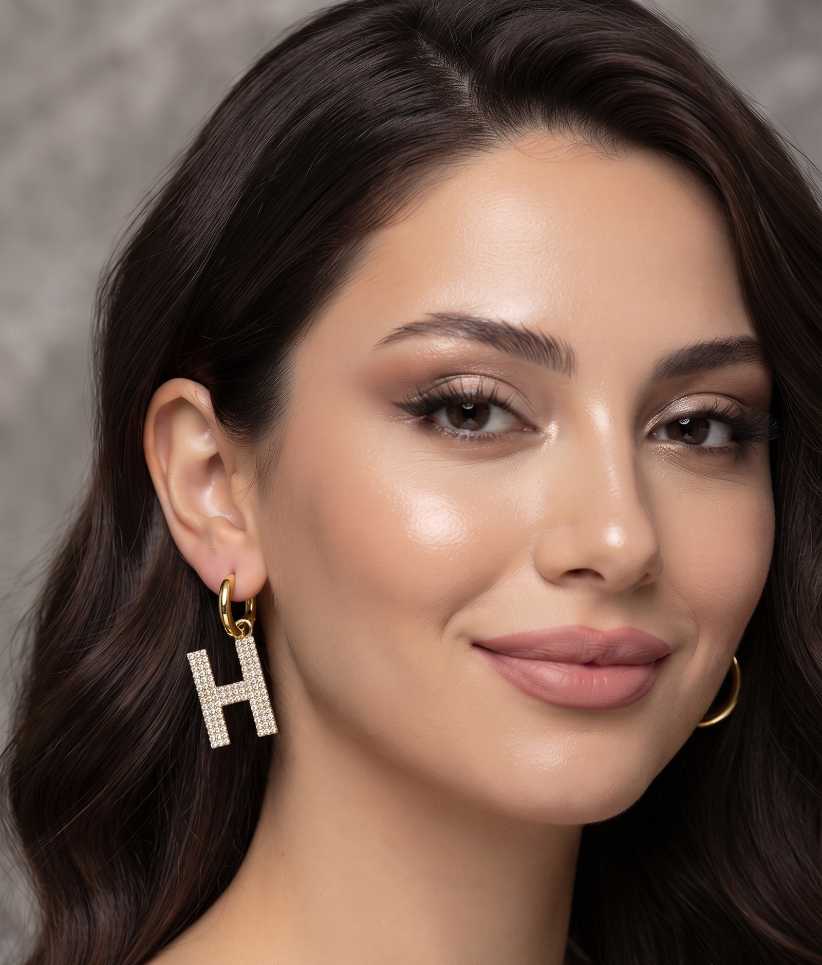 Zirkon Taşlı "H" Harfi Sallantılı Gold Küpe